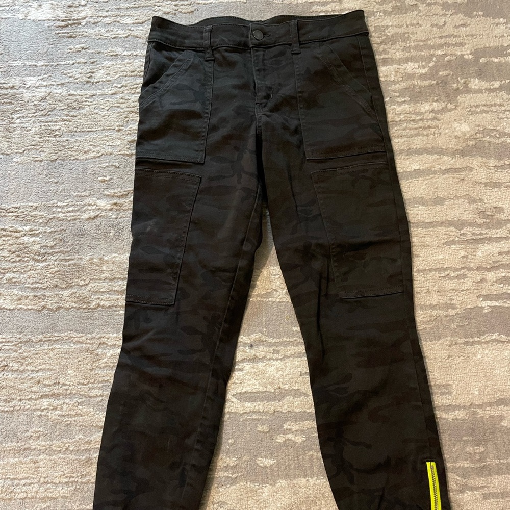 Level 99 camo joggers. Size 27.